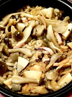 イカの塩辛とキノコの中華風炊き込みご飯-レシピのメイン写真