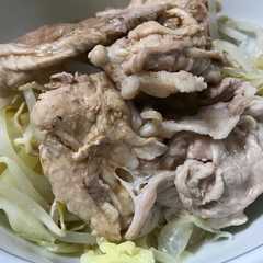 รูปของ 簡単 土鍋で豚肉とキャベツとモヤシ蒸し