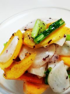 サッパリ副菜【蕪と柿のゆかり和えなます】-レシピのメイン写真