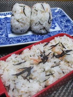 おひとりさまの鮭フレークとひじきおにぎり-レシピのメイン写真