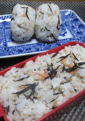おひとりさまの鮭フレークとひじきおにぎり-レシピのメイン写真