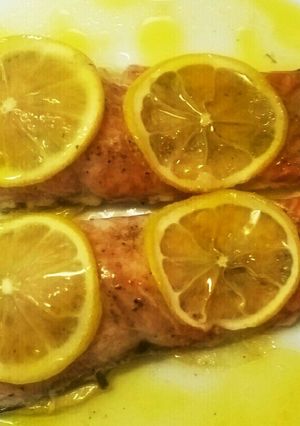 サーモンとレモンをオーブンで。簡単-レシピのメイン写真