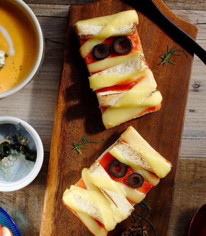 速攻ハロウィン☆ミイラ男のピザトースト！ by ち～sun 【クックパッド