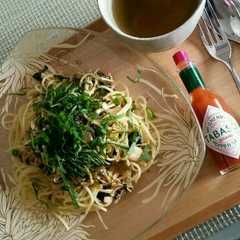 รูปของ エノキと辛子高菜のオイルパスタ