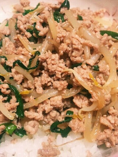もやしでかさまし!ひき肉ニラ丼-レシピのメイン写真