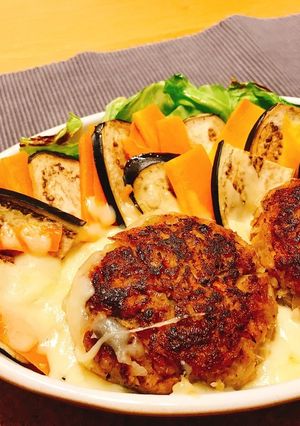 夢のよう！チーズに浮かぶハンバーグ-レシピのメイン写真
