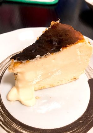 スペインバルのバスク風チーズケーキ-レシピのメイン写真