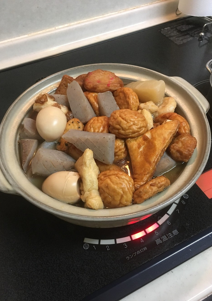 寒い季節のアツアツおでん。味噌をつけて-レシピのメイン写真