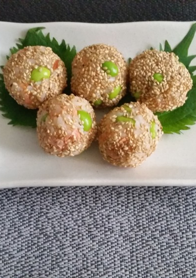 和風 白ごまだんごおにぎり-レシピのメイン写真