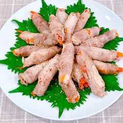 รูปของ 豚ロースで巻くだけ♪にんじん細切り肉巻き