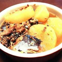 รูปของ 大根とサバの味噌煮缶の煮物