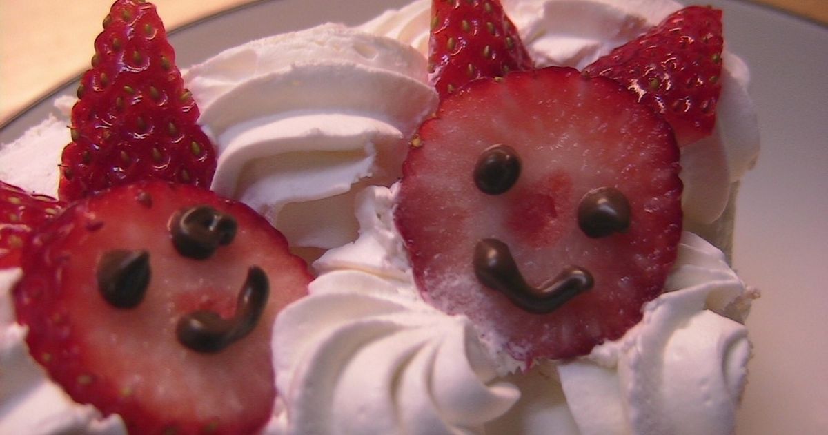 ハンドメイド】ホイップデコ 羽子板 いちごうさぎ C61）2個 いちご