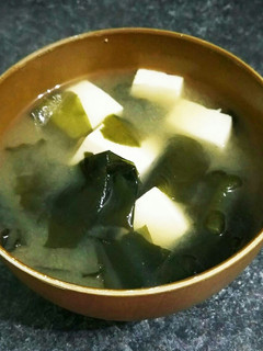 豆腐と生わかめのお味噌汁(ふVer.も)-レシピのメイン写真