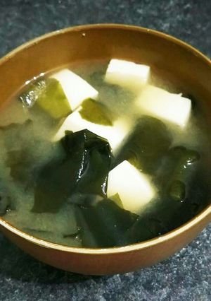 豆腐と生わかめのお味噌汁(ふVer.も)-レシピのメイン写真