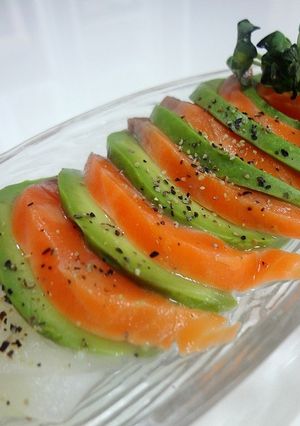 酢玉ねぎで頂くアボカドサーモン-レシピのメイン写真