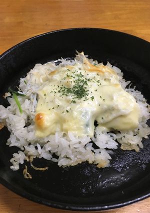 米油deチーズとしらすのせ焼きごはん-レシピのメイン写真