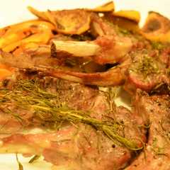 รูปของ 秋のパーティにラムの香草焼き柿ソテー添え