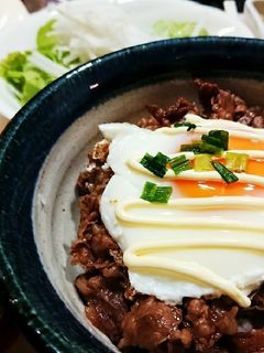 彼も大満足♥️がっつり焼き肉目玉マヨ丼-レシピのメイン写真