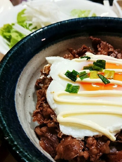 彼も大満足♥️がっつり焼き肉目玉マヨ丼-レシピのメイン写真