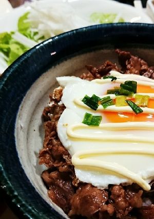 彼も大満足♥️がっつり焼き肉目玉マヨ丼-レシピのメイン写真