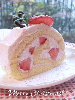 クリスマスに♪ピンク色の苺ロールケーキ-レシピのメイン写真