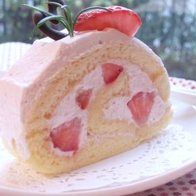 クリスマスに♪ピンク色の苺ロールケーキ