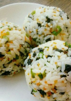 とびっこと韓国海苔のコロコロお握り-レシピのメイン写真