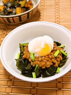 温玉のせ♪納豆ワカメサラダ-レシピのメイン写真
