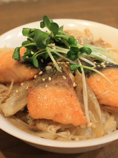 サーモンとキノコの胡麻みそ丼-レシピのメイン写真