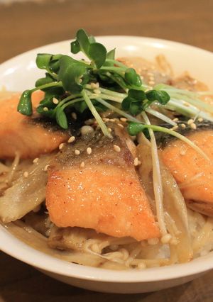 サーモンとキノコの胡麻みそ丼-レシピのメイン写真