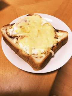 超簡単!ズボラ!目玉焼き照りチーズパン-レシピのメイン写真