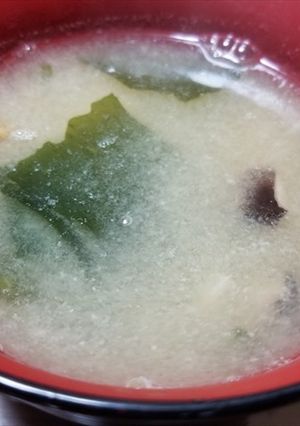 山採り4種キノコとワカメの味噌汁-レシピのメイン写真