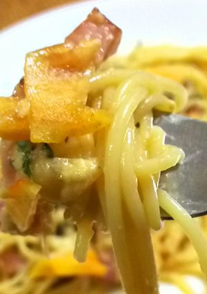 ♪ カルボナーラに柿のトッピング-レシピのメイン写真
