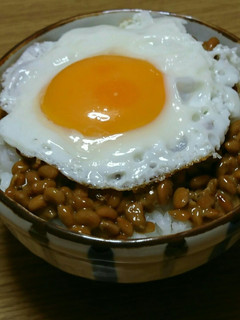 簡単❣❣納豆目玉焼き丼~(o^^o)-レシピのメイン写真
