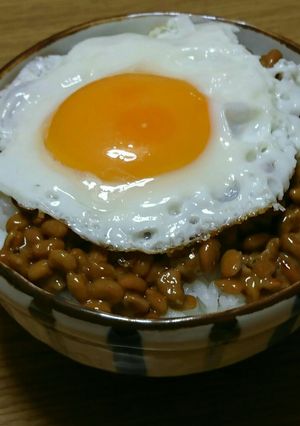 簡単❣❣納豆目玉焼き丼～(o^^o)-レシピのメイン写真
