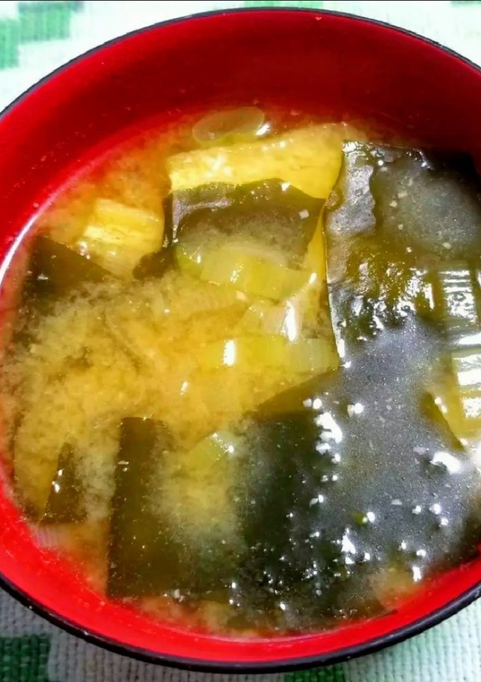 ワカメと油揚げとネギの味噌汁-レシピのメイン写真