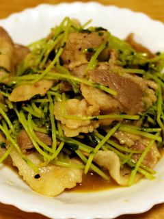 超簡単!豚バラ肉と豆苗の焼肉のたれ炒め-レシピのメイン写真