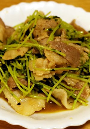 超簡単！豚バラ肉と豆苗の焼肉のたれ炒め-レシピのメイン写真