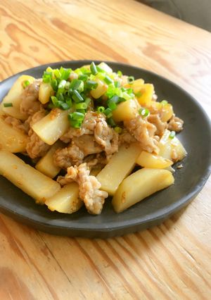 豚とじゃがいもの甘酢ごま炒め-レシピのメイン写真
