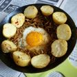鉄パンでポテト焼きそば+目玉焼き載せ?