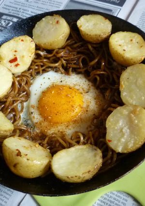 鉄パンでポテト焼きそば＋目玉焼き載せ？-レシピのメイン写真