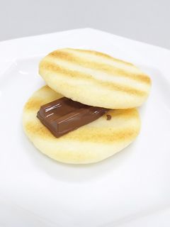 レンジで簡単!チョコせんべいサンド-レシピのメイン写真