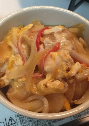 たっぷり玉ねぎとカニカマのとろとろ玉子丼-レシピのメイン写真