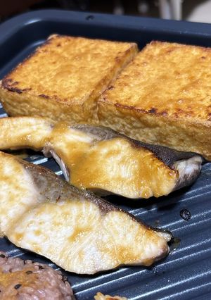 ワンプレート ～ブリの味噌焼き＆おにぎり＆お揚げ-レシピのメイン写真