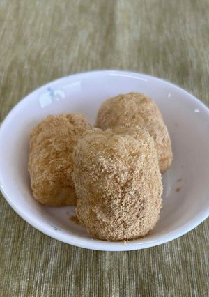 手づかみ食べにも♪ぼた餅風きなこおにぎり-レシピのメイン写真