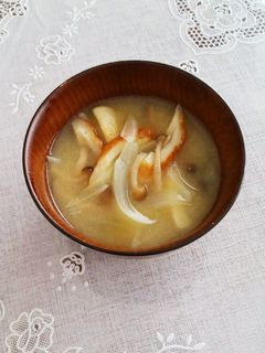 しめじと玉ねぎと竹輪のお味噌汁-レシピのメイン写真
