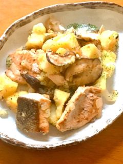 鮭とジャガイモのガーリックバター炒め-レシピのメイン写真