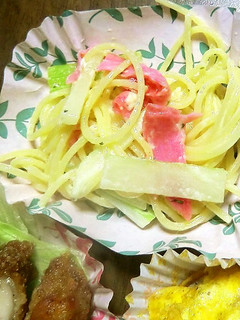 2つ割にしたパスタでセロリ入りサラダ-レシピのメイン写真