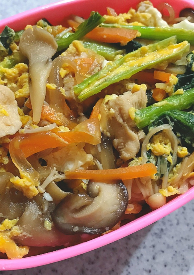 たっぷりきのことササミの卵とじ丼-レシピのメイン写真