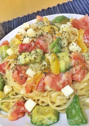 アボカドとトマトのクリームチーズパスタ-レシピのメイン写真